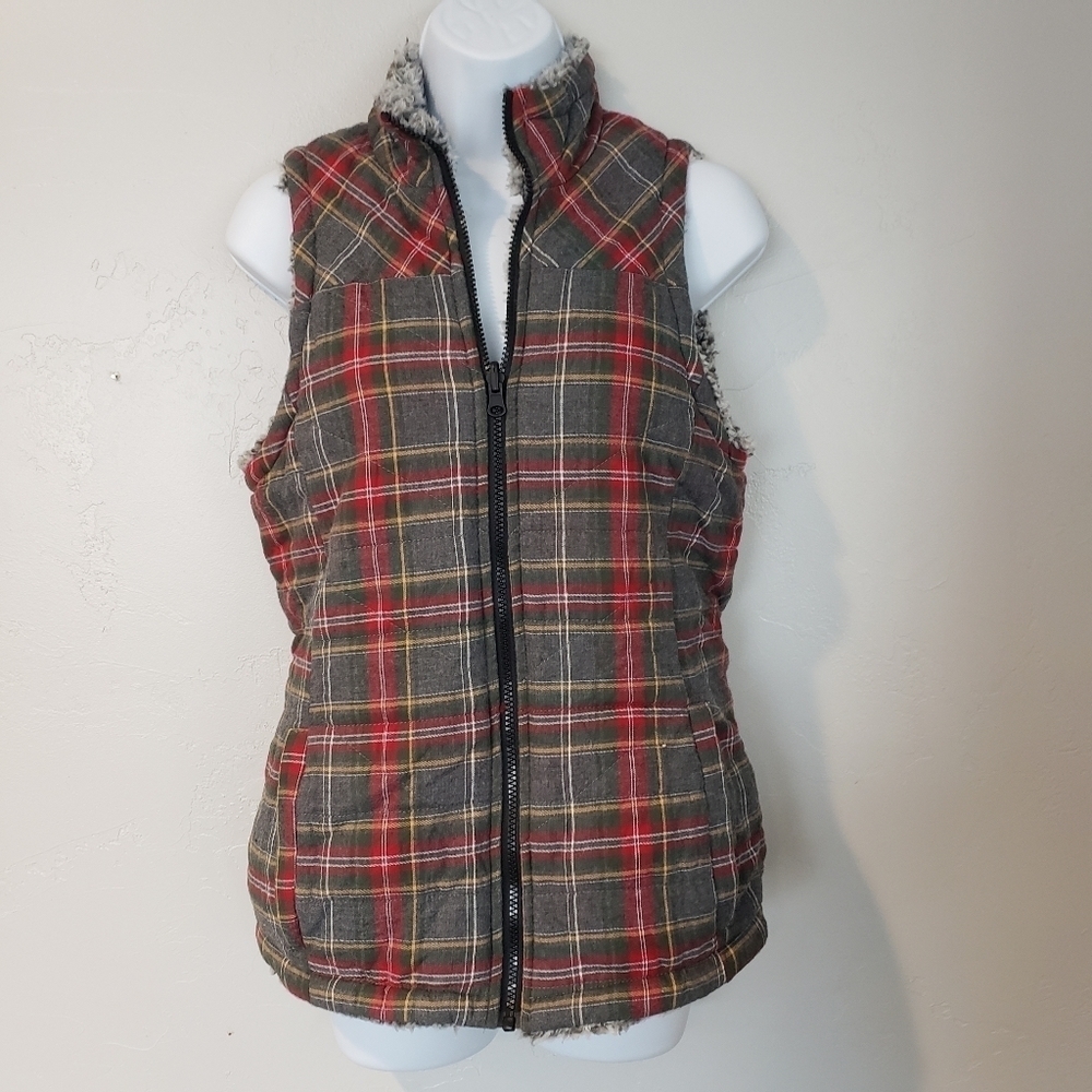 Maurices Grey Red Tartan Plaid Sherpa Vest Small Zip Up Puffy Warm Winter